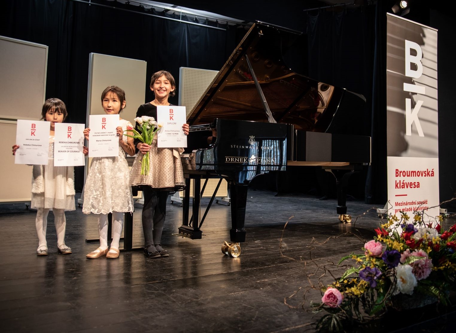 13. ročník soutěže Broumovská klávesa: Rebeka Chmurova, Maria Chmurova, Anna Chmurova (zdroj Broumovská klávesa, foto Michal Sedláček)