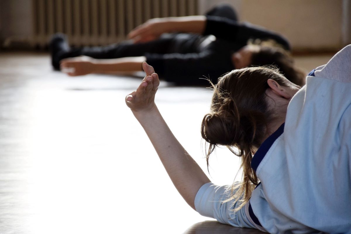 Lekce Movement Research se Sigal Zouk v Tanzfabrik (foto Adina Voldrábová)