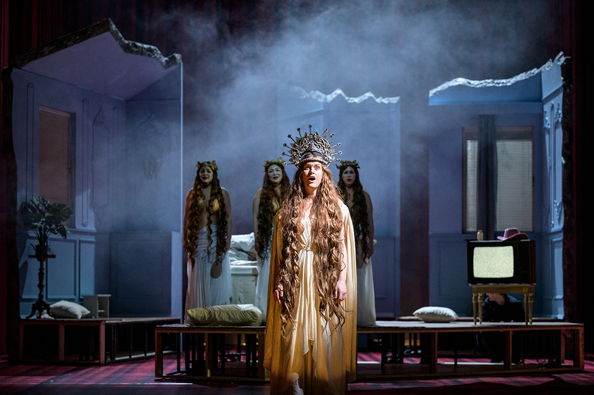 Richard Strauss: Ariadna na Naxu, Stavovské divadlo – Lenka Máčiková (Najáda), Yukiko Kinjo (Echo), Cornelia Beskow (Primadona (Ariadna)), Michaela Zajmi (Dryáda) (foto Petr Neubert)
