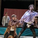W. A. Mozart, Don Giovanni – Národní divadlo, 24. dubna 2021: Leporello a Don Giovanni (M. Horák a P. Kubáň) (foto Jan Pohribný)