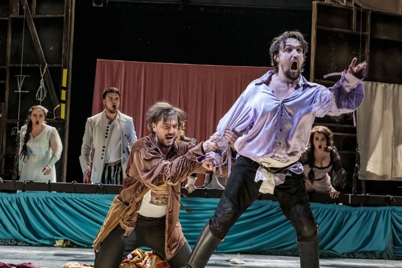 W. A. Mozart, Don Giovanni – Národní divadlo, 24. dubna 2021: Leporello a Don Giovanni (M. Horák a P. Kubáň) (foto Jan Pohribný)