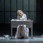 Národní divadlo Brno – Petr Iljič Čajkovskij, Evžen Oněgin: Linda Ballová (Taťána) (foto Patrik Borecký)