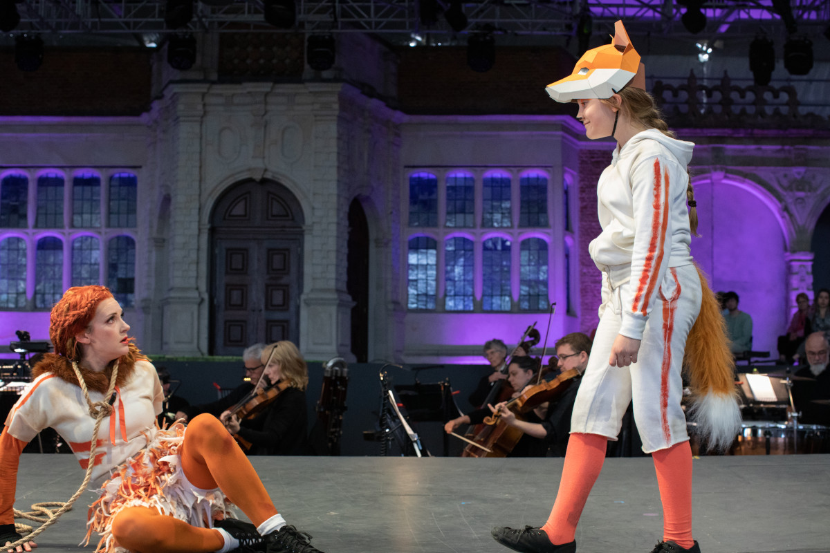 L. Janáček: Příhody lišky Bystroušky - Jennifer France a Estella Charlesworth - Opera Holland Park (foto Ali Wright)