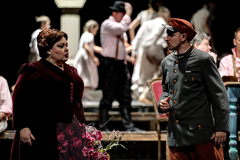 Bedřich Smetana: Tajemství, Národní divadlo moravskoslezské – Lucie Hilscherová (Panna Róza, sestra Malinova), Josef Kovačič (Bonifác, vysloužilec, Kalinův výměnkář) (foto Martin Popelář)