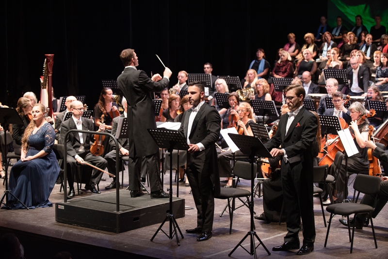 Antonín Dvořák: Oratorium Svatá Ludmila, 4. září 2021, Divadlo J. K. Tyla v Plzni, Nová scéna: I. Veberová, dirigent J. Petrdlík, A. Khan, J. Hnyk (zdroj Irena Štěrbová)