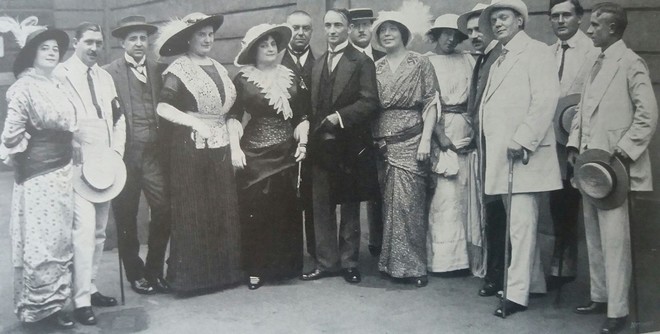 Ludvík Vítězslav Čelanský (uprostřed) v roce 1907 se členy první zpěvohry Divadla na Vinohradech (zdroj cs.wikipedia.org)