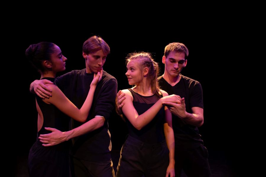 Luisa a Vojtěch (uprostřed) v choreografii P. Juliuse Křehké vztahy (foto Adéla Amel Veselá)