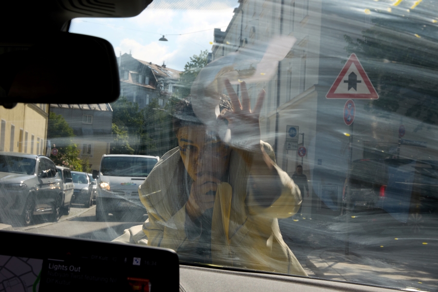 Nico Sauer: RṲBER, Mnichovské bienále, 2024 (foto Judith Buss)