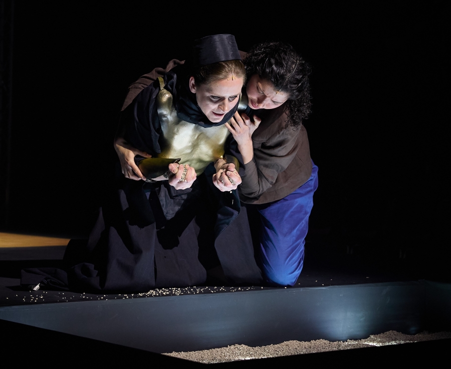 Lucia Ronchetti: Searching for Zenobia – Milda Tubelytė, Naima Laube, Mnichovské bienále, 2024 (foto Judith Buss)