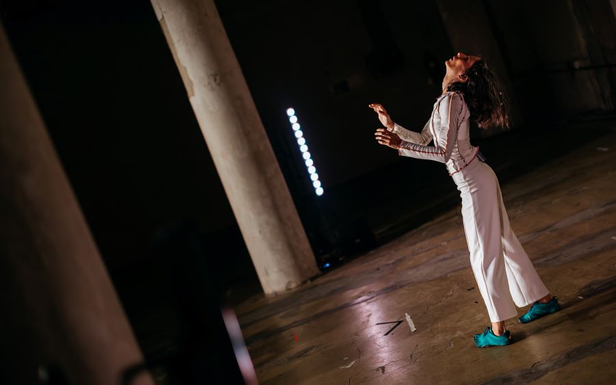 ME-SA, 6 Degrees (Cécile Da Costa, projekci vidí diváci pouze v headsetu, foto Terezie Fojtová)