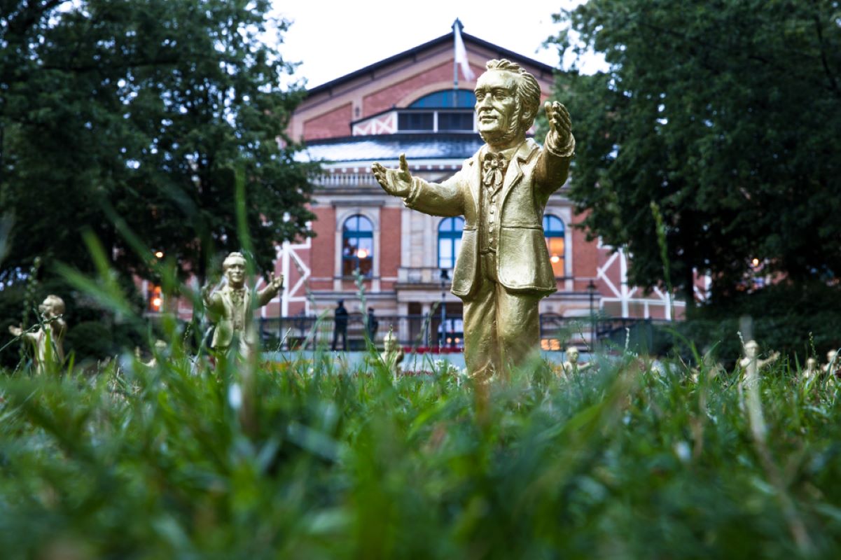 Instalace YOU´RE WELCOME", Ottomar Hörl, Bayreuth, 2023 (zdroj Ottomar Hörl, foto Elisabeth von Pölnitz-Eisfeld)