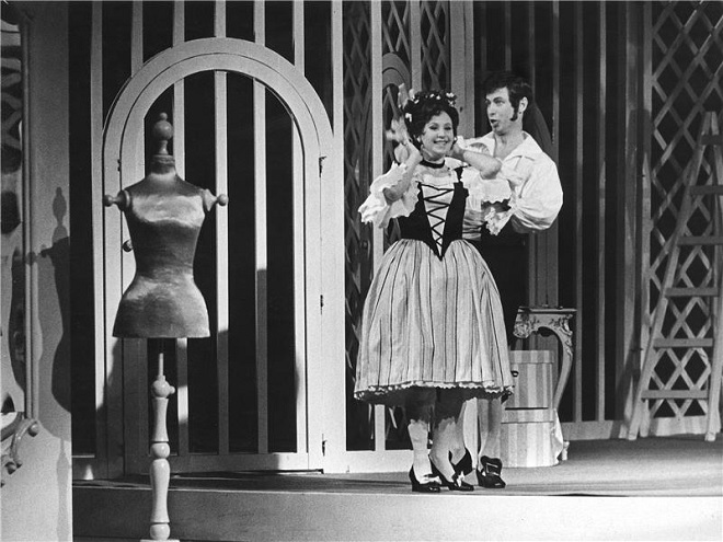 W.Mozart: Figarova svatba - Marta Boháčová (Zuzana), Karel Hanuš (Figaro) - ND Praha 1971 (foto Jaromír Svoboda)