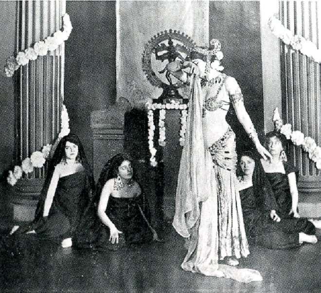 Mata Hari tančí před bohem Šivou v Musée Guimet, 1905 (foto Fries Museum Leeuwarden)