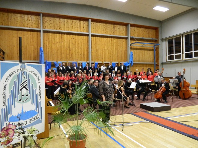 Mezinárodní sborový festival hudebního romantismu 2015: Závěrečný koncert MSFHR s orchestrem - Pošumavská komorní filharmonie Prachatice, ředitelka festivalu Tatjana Tláskalová - Sportovní hala ZŠ PJB Vlachovo Březí