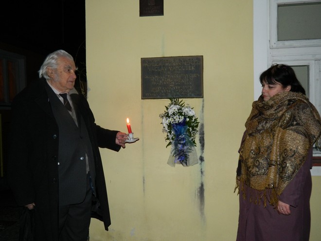 Mezinárodní sborový festival hudebního romantismu 2015: pietní vzpomínka před rodným domem prof. Václava Matouška ve Vlachově Březí - na snímku Ing. Jiří Štembera, zástupce PSPU (Pěvecké sdružení pražských učitelů) a ředitelka festivalu Tatjana Tláskalová