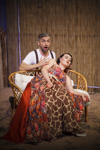 B.Martinů: Mirandolina - Jiří Ullrich (Cavaliere Ripafratta), Ivana Pavlů (Mirandolina) - Divadlo na Orlí 2015 (foto Jan Dvořák)