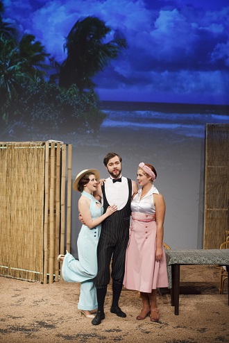 B.Martinů: Mirandolina - Zuzana Barochová (Hortensia), Ondřej Musil (Marchese Forlimpopoli), Eliška Ouředníčková (Dejanira) - Divadlo na Orlí 2015 (foto Jan Dvořák)