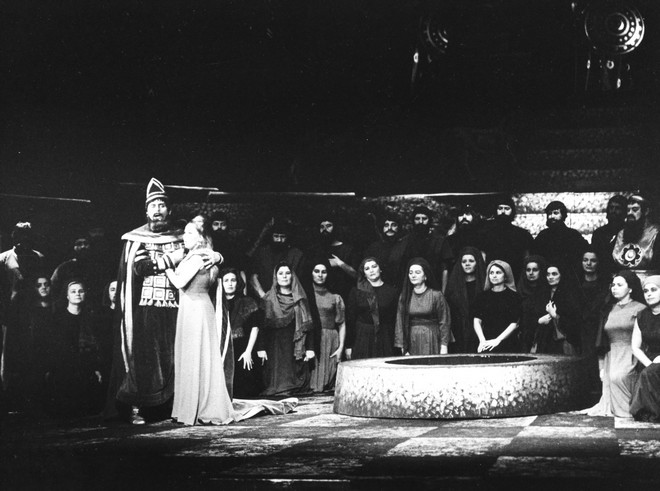 Giuseppe Verdi: Nabucco - Juraj Martvoň (Nabucco), Nina Hazuchová (Fenena) - SND Bratislava 1966 (foto Jozef Vavro/archiv SND)