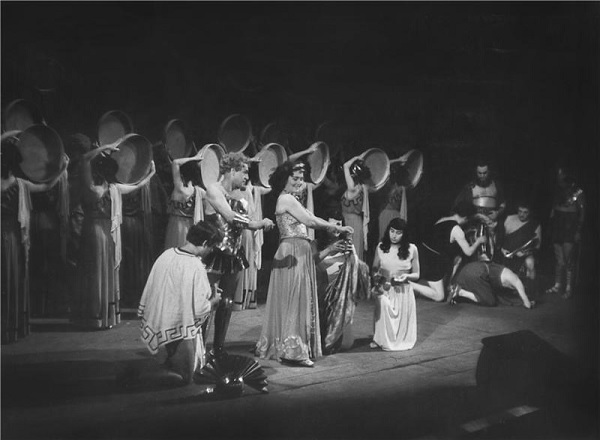 Z.Fibich: Námluvy Pelopovy - Eduard Kohout (Pelops), Marie Glázrová (Hippodamie) a sbor - ND Praha 1950 (foto Karel Drbohlav)