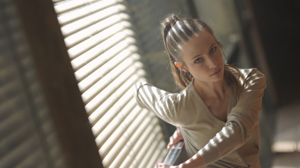 Natálie Paulasová v tanečním filmu New Normal (záběr z filmu Jakuba Jahna)