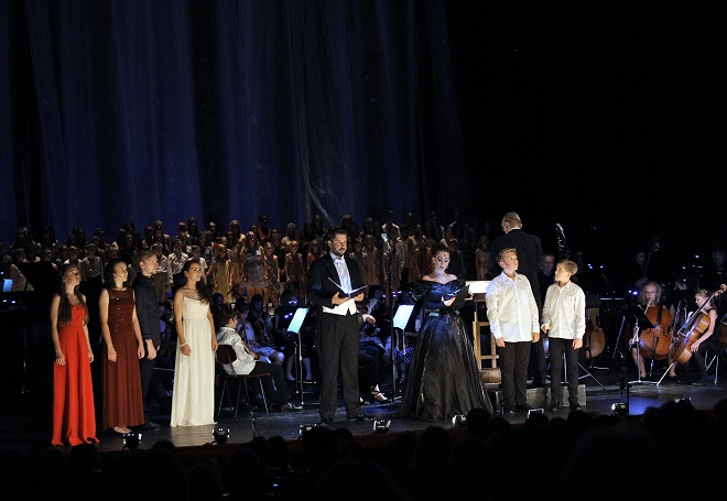 B. Britten: Noemova potopa - Miloš Horák (Noe), Kateřina Jalovcová (Paní Noemová), Kühnův dětský sbor - Národní divadlo 2016 (foto Hana Smejkalová)