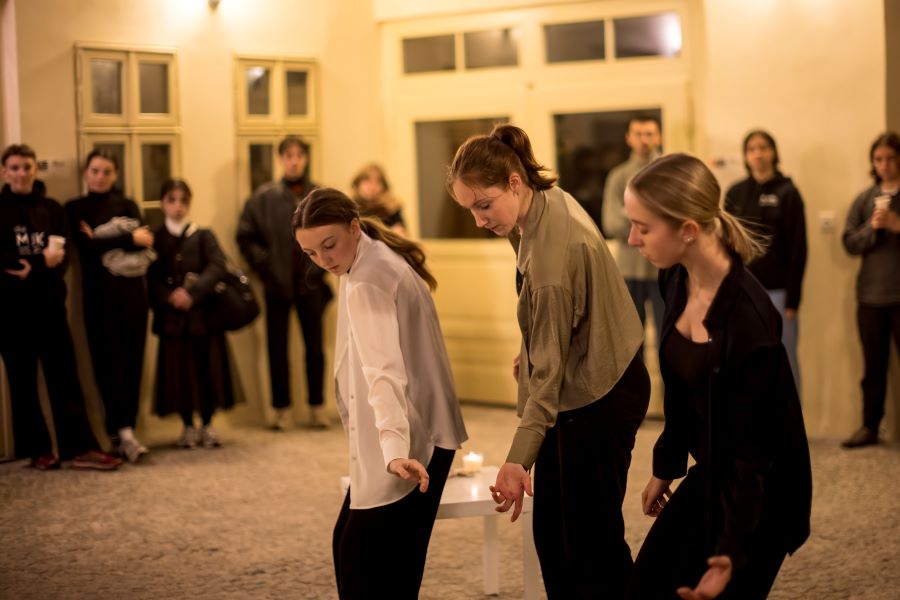 Nová generace 2023: site specific 4. listopadu, HAMU (foto Vojtěch Brtnický)