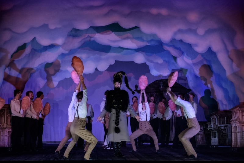 Pinocchio, Jihočeské divadlo, Robin Červinek v roli Černovouse, sbor opery JD (foto: Martina Root, zdroj: jihočeské divadlo)