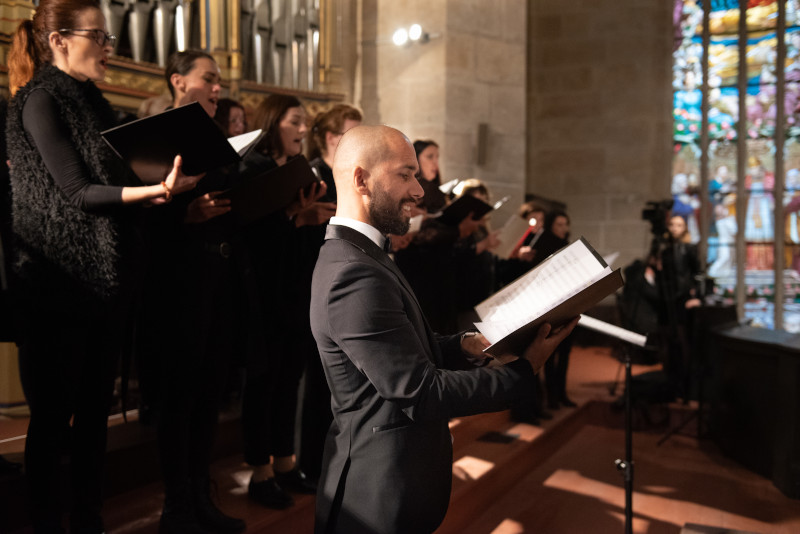 Miroslav Bartoš a operní sbor DJKT - Opera v katedrále (foto Irena Štěrbová)