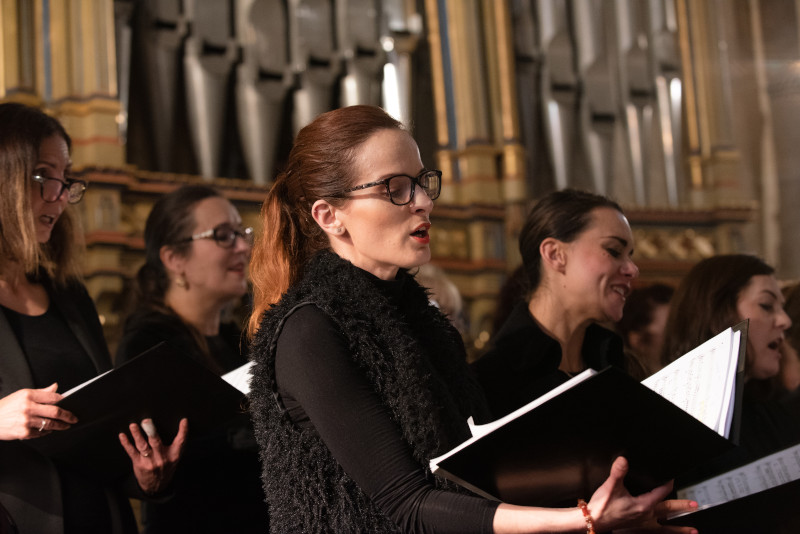 Petra Šintáková a operní sbor DJKT - Opera v katedrále (foto Irena Štěrbová)