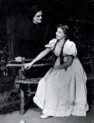 P.I.Čajkovskij: Eugen Onegin - Nina Hazuchová (Oľga), Dr. Gustáv Papp (Lenskij) - SND Bratislava 1952 (foto archív SND)