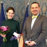 Barbora Skočdopolová přebírá cenu pro svého dědečka prof. Jiřího Koláře z rukou ministra kultury Martina Baxy (zdroj Ministerstvo kultury)