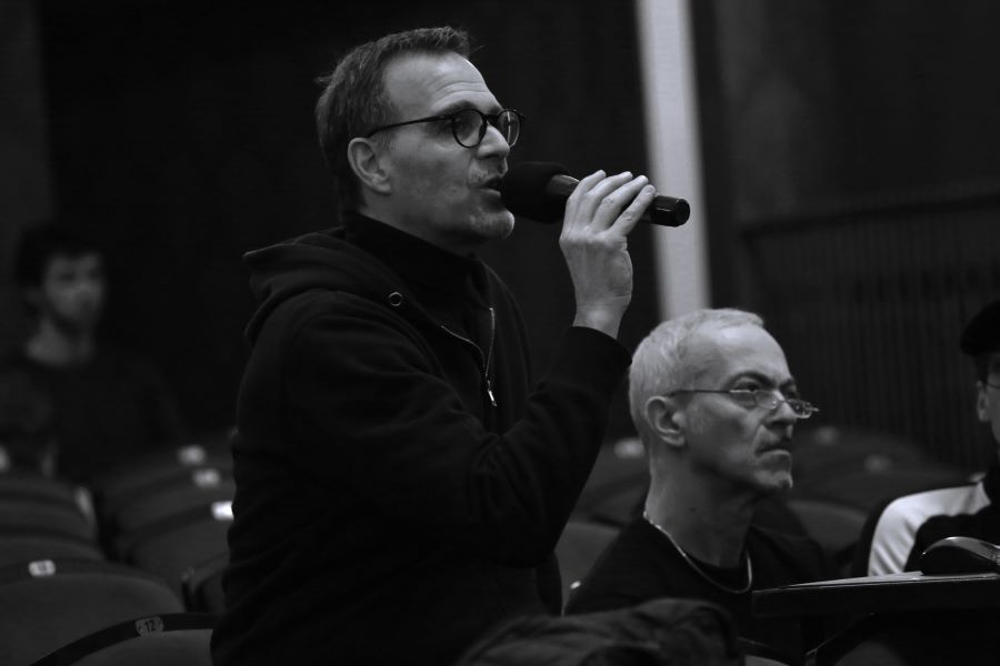 Paul Chalmer řídí jevištní zkoušku (foto Kristýna Housková)
