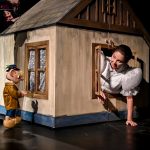 Národní divadlo Brno a Divadlo Spejbla a Hurvínka: Hurvínek prodává nevěstu – Hurvínek a Pavla Vykopalová (foto Marek Olbrzymek)