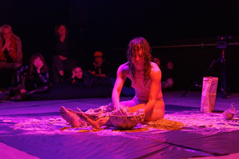 Performance While I decay umělkyně Helen Tamasko (foto archiv Symposium Dancetopia)