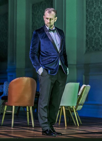 Petr Iljič Čajkovskij: Eugen Onegin - Christoph Pohl (Eugen Onegin) - Semperoper Drážďany 2016 (foto Jochen Quast)
