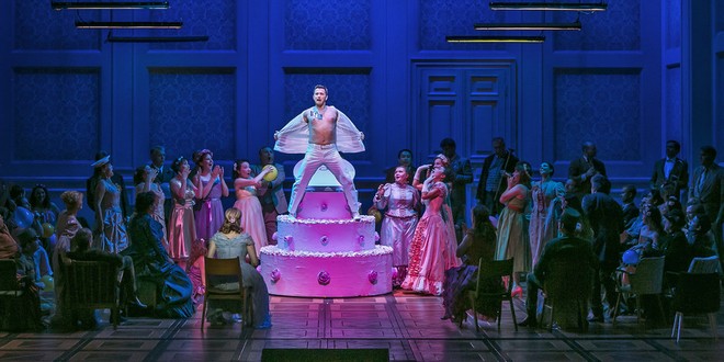 Petr Iljič Čajkovskij: Eugen Onegin - Timothy Oliver (Triquet) - Semperoper Drážďany 2016 (foto Jochen Quast)