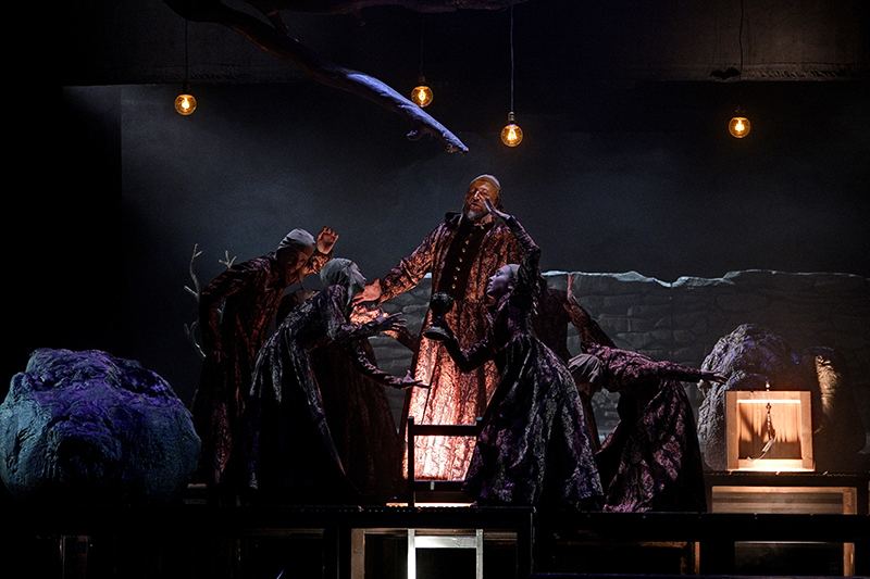Bedřich Smetana: Tajemství, Národní divadlo moravskoslezské – Petr Urbánek (Duch frátera Barnabáše) (foto Martin Popelář)