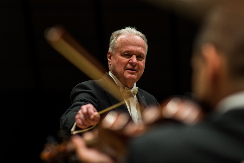 Severočeská filharmonie Teplice, šéfdirigent Petr Vronský (foto Štěpán Hon)