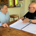 Philip Glass a Dennis Russell Davies nad partiturou Symfonie č. 12 (zdroj Filharmonie Brno)