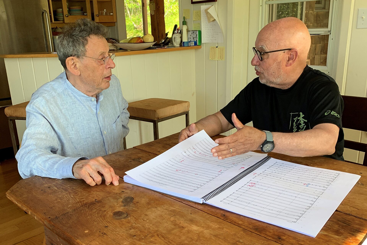 Philip Glass a Dennis Russell Davies nad partiturou Symfonie č. 12 (zdroj Filharmonie Brno)