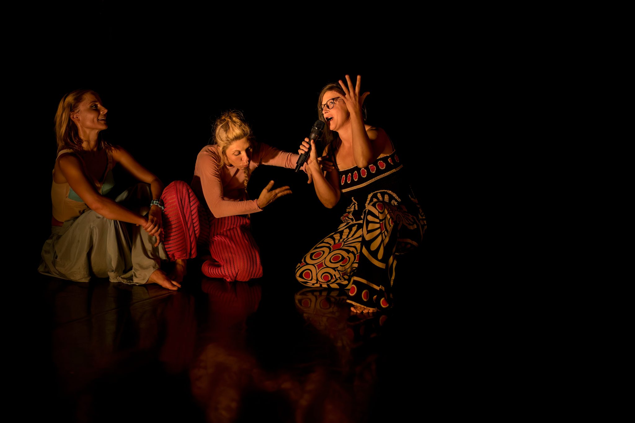Ponec Opening 24 (Yana Reutova, Clara da Costa, Jana Kubánková, foto Vojtěch Brtnický)