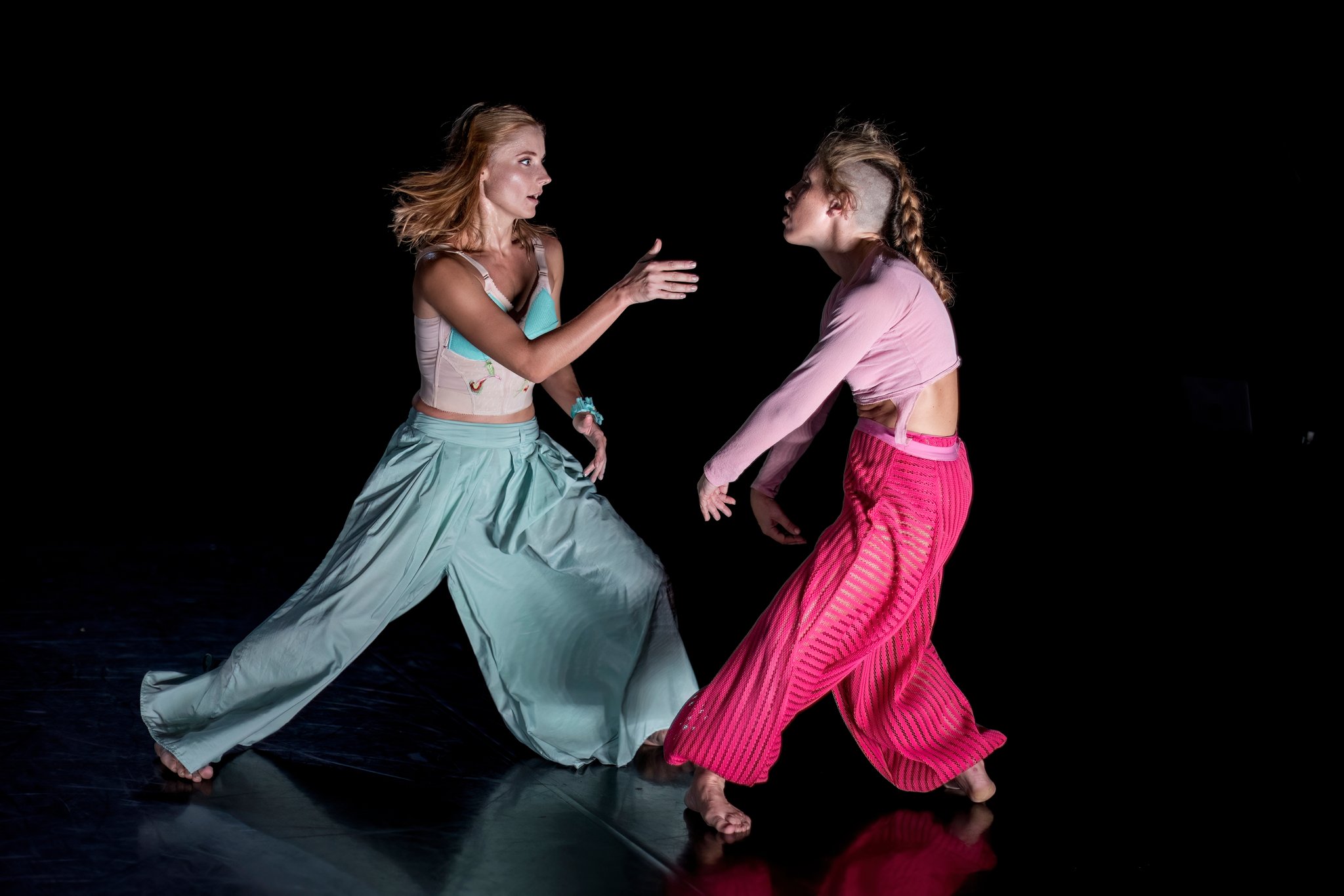 Ponec Opening 24 (Yana Reutova a Clara da Costa, foto Vojtěch Brtnický)