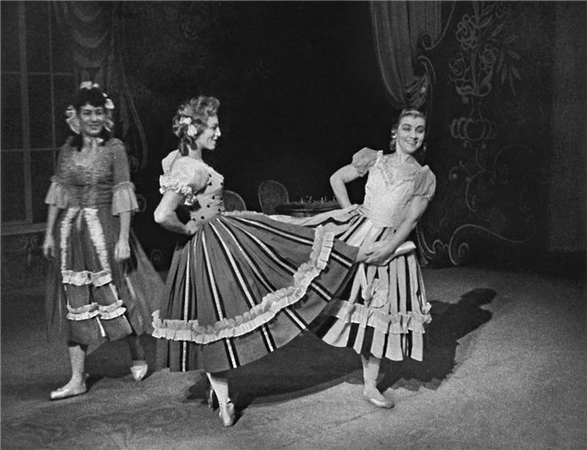 Popelka - Věra Ždichyncová (Macecha), Růžena Elingerová (Zlá sestra) a Naděžda Sobotková (Zlá sestra) - ND Praha 15.3.1952 (foto archiv ND Praha/Jaromír Svoboda)