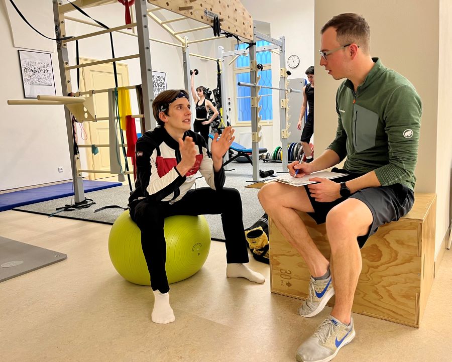 Práce fyzioterapeuta (foto Adéla Jorádková)