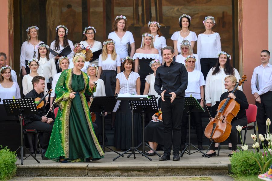 Jarní piknikový koncert u kouzelné studánky – Pražský filharmonický sbor, 23. května 2023 (foto Petra Hajská)