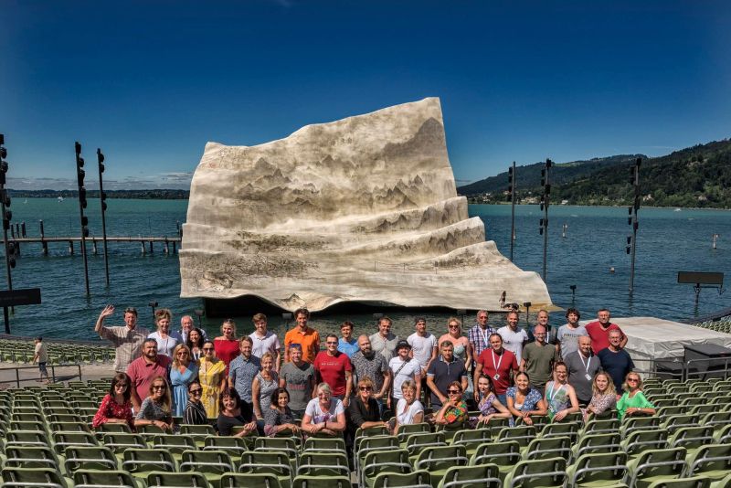 Pražský filharmonický sbor před jezerní scénou, Bregenzer Festspiele 2022 (foto Martina Kritznerová)