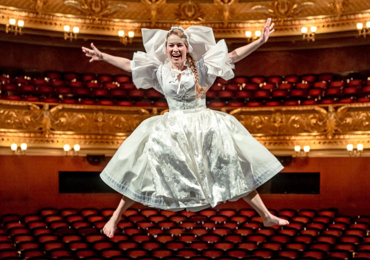 Bedřich Smetana: Prodaná nevěsta – Národní divadlo (foto Ilona Sochorová)