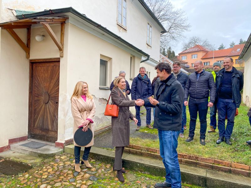 Předání klíče od rodného domu Antonína Dvořáka – Alexandra Lobkowicz (foto Veronika Grauíková, Lobkowicz Collections)