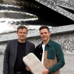 Ředitel Pařížské filharmonie Olivier Mantei a Damien Quintard představují vibrační batoh (zdroj SoundX)