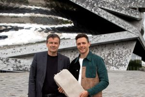 Ředitel Pařížské filharmonie Olivier Mantei a Damien Quintard představují vibrační batoh (zdroj SoundX)